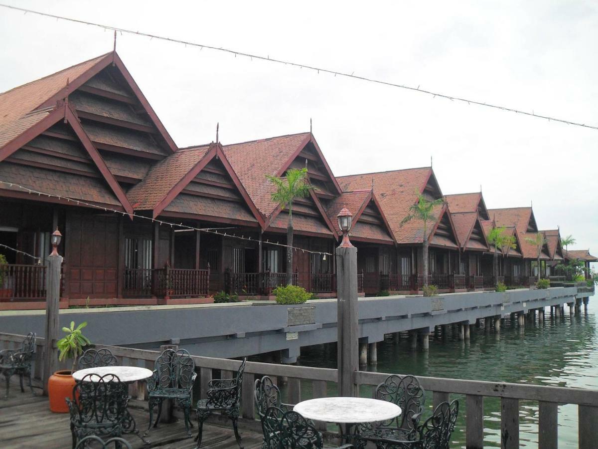 Hotel Pantai Gapura Makassar Bagian luar foto