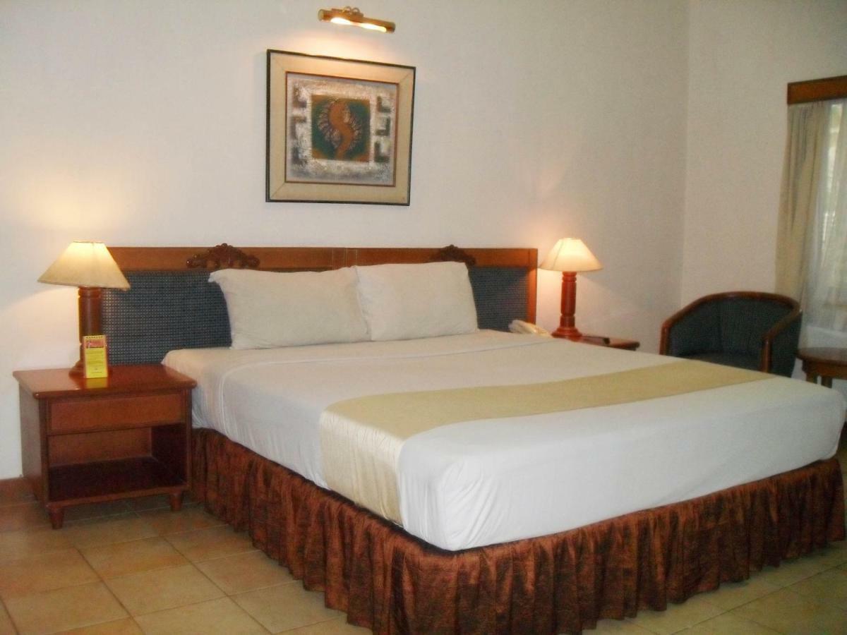 Hotel Pantai Gapura Makassar Bagian luar foto