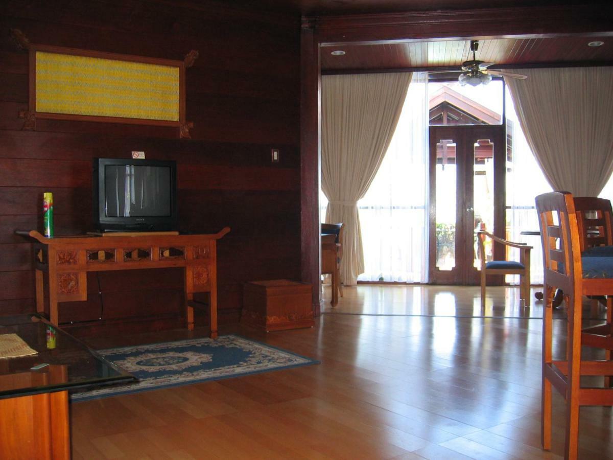 Hotel Pantai Gapura Makassar Bagian luar foto
