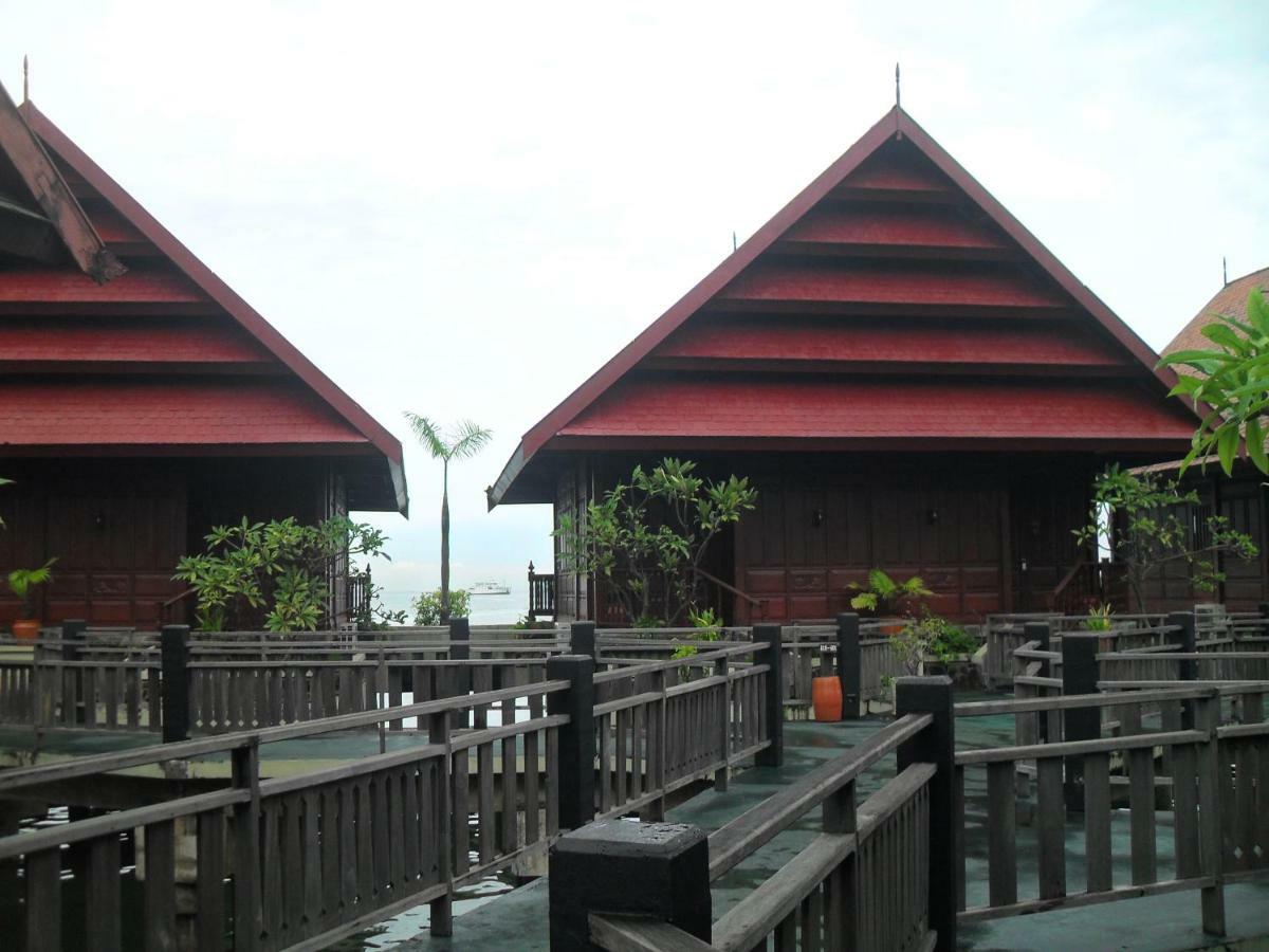 Hotel Pantai Gapura Makassar Bagian luar foto