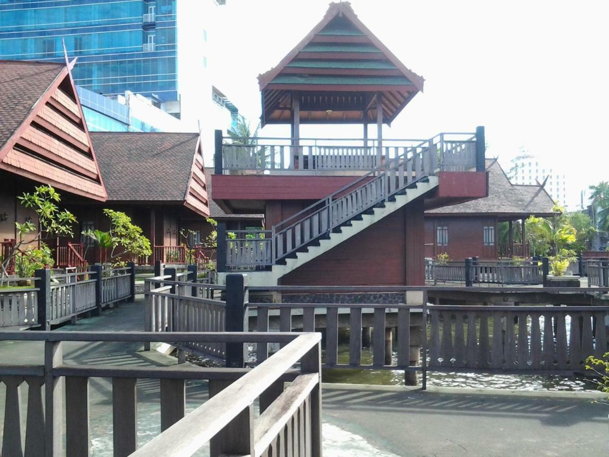 Hotel Pantai Gapura Makassar Bagian luar foto