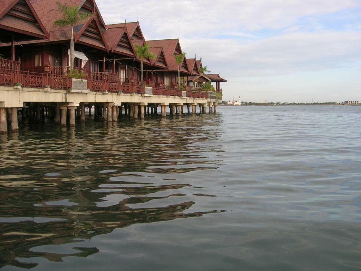 Hotel Pantai Gapura Makassar Bagian luar foto