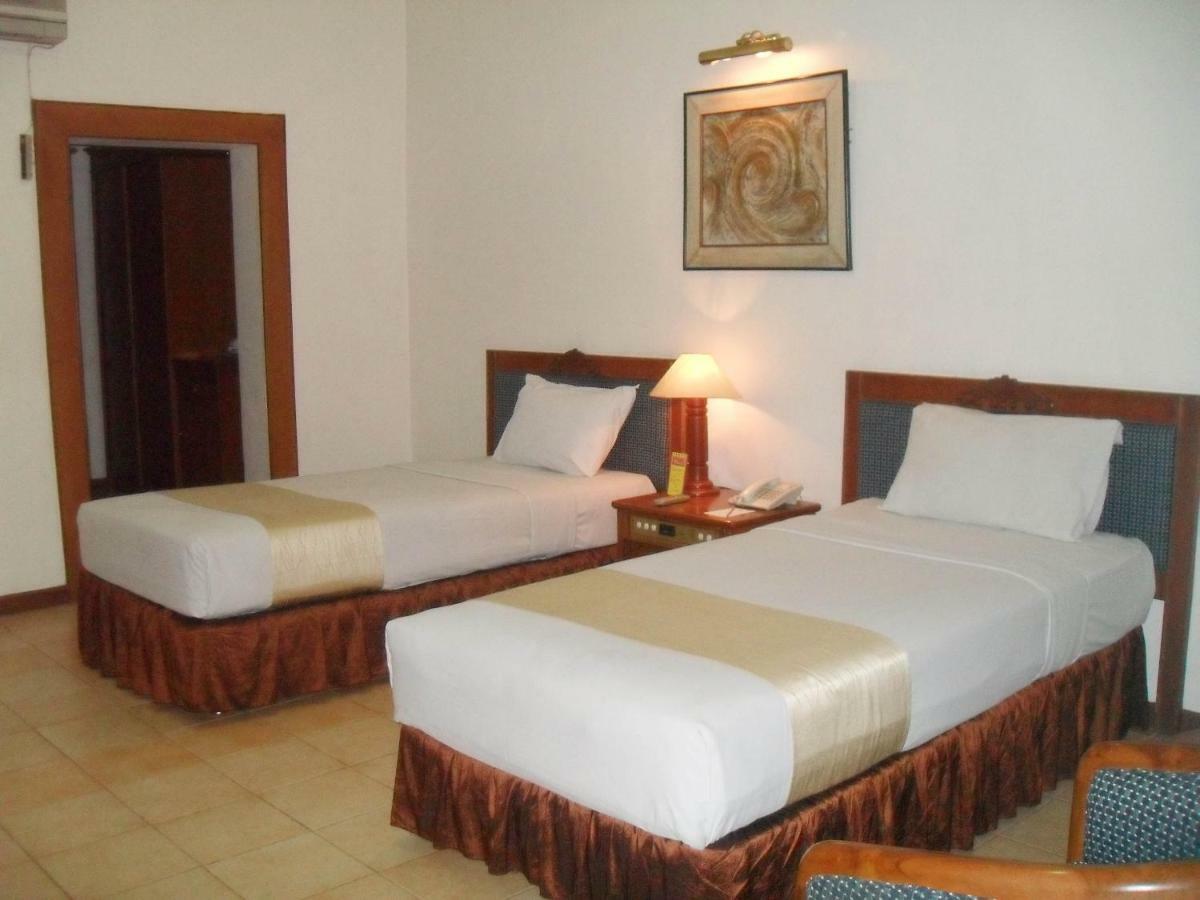 Hotel Pantai Gapura Makassar Bagian luar foto