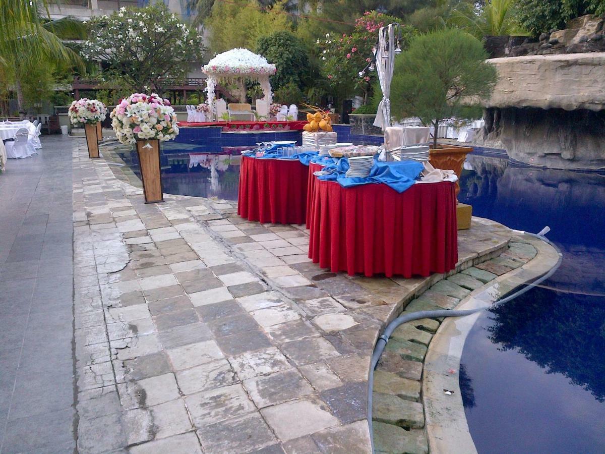 Hotel Pantai Gapura Makassar Bagian luar foto
