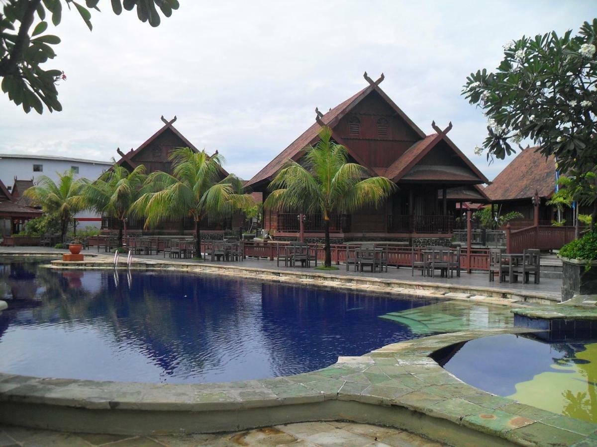 Hotel Pantai Gapura Makassar Bagian luar foto